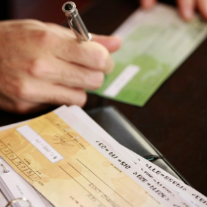 Read more about the article A aceitação de cheques como forma de pagamento: vantagens e desvantagens
